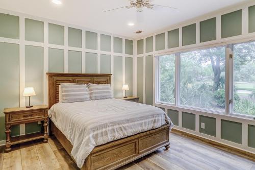 ein Schlafzimmer mit großem Bett und Fenster in der Unterkunft Magnolia Crescent 3 in Hilton Head Island
