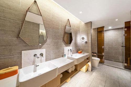 雅安的住宿－雅安时代天街亚朵酒店，浴室设有2个水槽和2面镜子