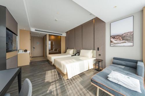 מיטה או מיטות בחדר ב-Atour Hotel Chongqing West Station
