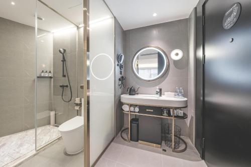 uma casa de banho com um WC, um lavatório e um chuveiro em Atour Light Hotel Chengdu Wide-Narrow Alley em Chengdu