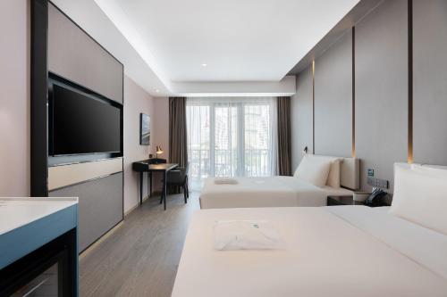 允景洪的住宿－西双版纳告庄亚朵酒店，酒店客房设有两张床和一台平面电视。