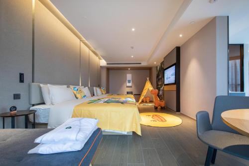een hotelkamer met een bed en een televisie bij Atour Hotel Meishan Government Affairs Center in Meishan