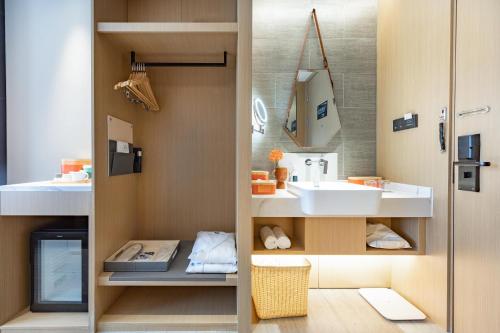 A bathroom at Atour Hotel Taiyuan Changfeng Business Center Wanxiang City