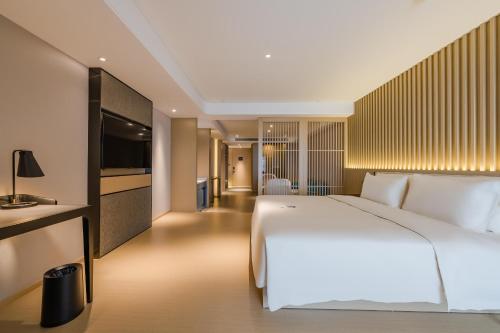 Postel nebo postele na pokoji v ubytování Atour Hotel Jiaxing Pinghu