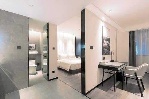 Ванная комната в Atour Hotel Wuhan Optics Valley Square Yangjia Bay