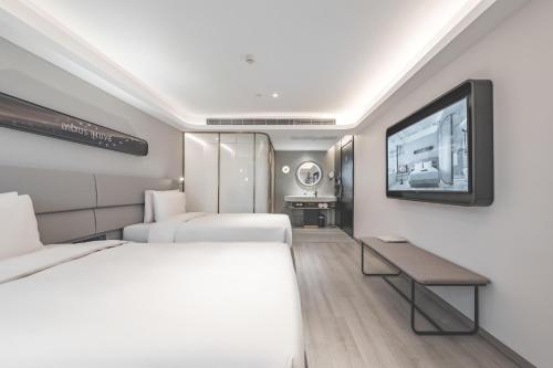 Ένα ή περισσότερα κρεβάτια σε δωμάτιο στο Atour Light Hotel Nanjing Confucius Pedestrian Street