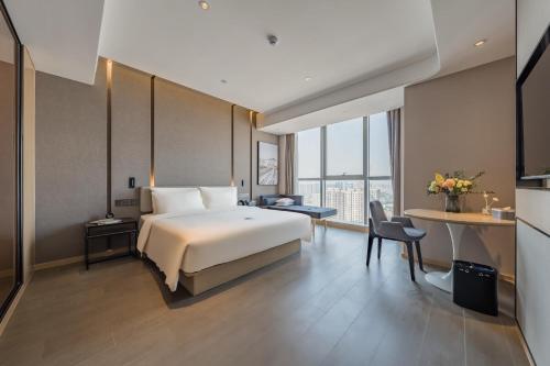 Ліжко або ліжка в номері Atour Hotel Hefei USTC Huangshan Road