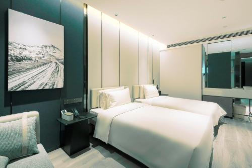Katil atau katil-katil dalam bilik di Atour Hotel Wuhan Optics Valley Square Yangjia Bay