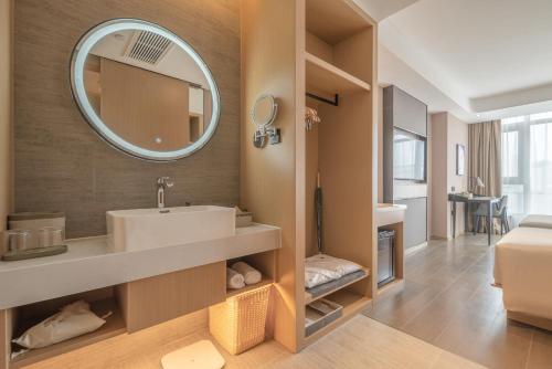 Ένα μπάνιο στο Atour Hotel Yizheng Wannian Avenue