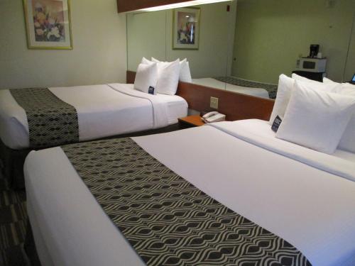 Säng eller sängar i ett rum på Microtel Inn and Suites - Inver Grove Heights