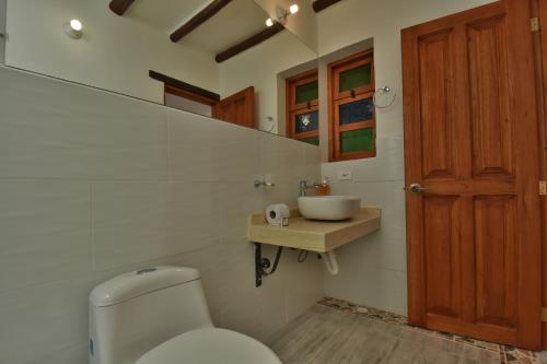 A bathroom at Hotel Jardines De La Villa