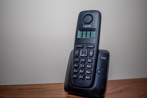 a remote control sitting on top of a wooden table at Résidence Hôtelière Lauria in Lomé
