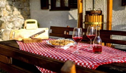 een tafel met twee glazen wijn en een bord eten bij Holiday home in Otocec Kranjska Krain 42903 in Otočec