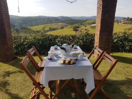 une table avec une assiette de nourriture dessus dans l'établissement Molise Hotel Fazenda, à Serra Negra