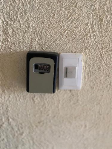 a remote control sitting on the side of a wall at Casa Apartamento Valentina in Santo Domingo