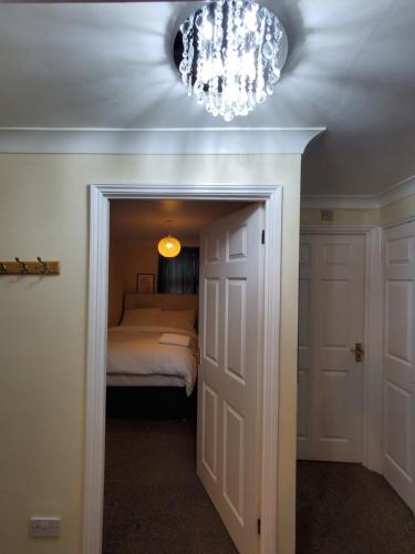 En eller flere senge i et værelse på Lovely 2 Bed Flat/Apt in East London- Nice Estate.