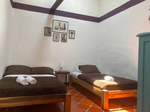 pokój z 2 łóżkami w pokoju w obiekcie Popichi Hostel w mieście Villa de Leyva