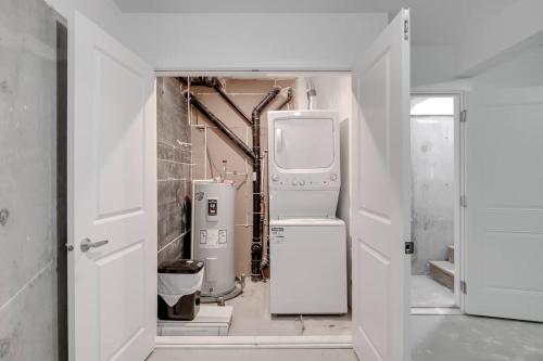 A bathroom at Brand New 3BR Cabin w/Indoor Fireplace and Laundry