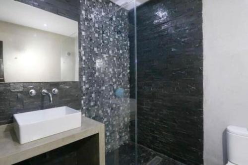 Ett badrum på Moderne appartement T3 à Gueliz
