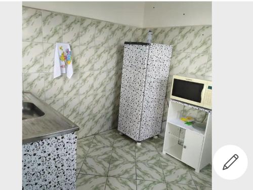 a small kitchen with a sink and a microwave at Quarto Triplo Solteiro in Barueri