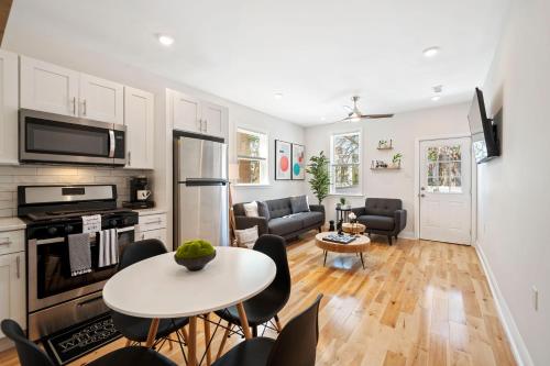 Lovely 2bedroom with walkout deck! – Photos 3