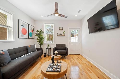 Lovely 2bedroom with walkout deck! – Photos 2