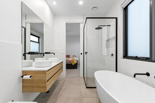 Ένα μπάνιο στο Sensational 4 Bedroom House - Free Parking - Free WIFI