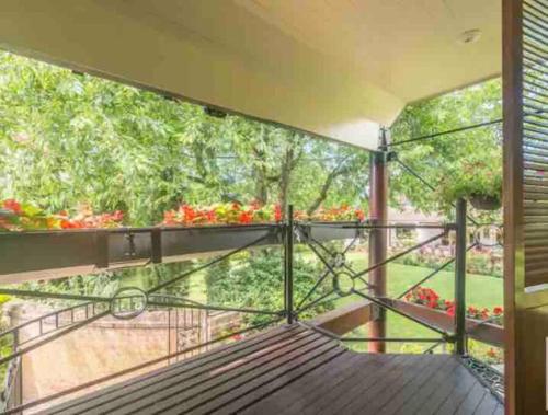 uma varanda com uma cama e uma grande janela em Stunning home with hot tub in picturesque village em Haddenham