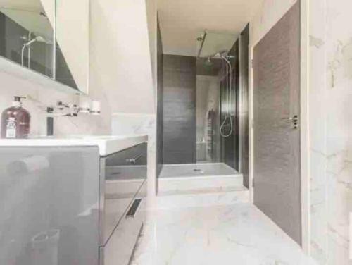 biała łazienka z prysznicem i umywalką w obiekcie Stunning home with hot tub in picturesque village w mieście Haddenham