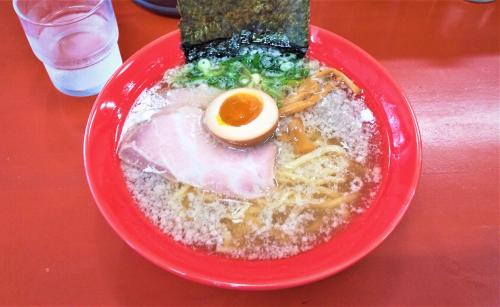 Makanan di atau berdekatan rumah tamu ini