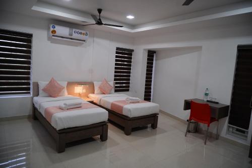 เตียงในห้องที่ Chandra Inn