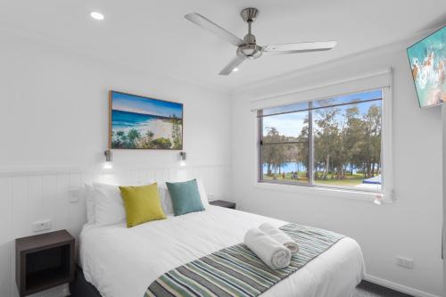 A bed or beds in a room at Ingenia Holidays Lake Conjola