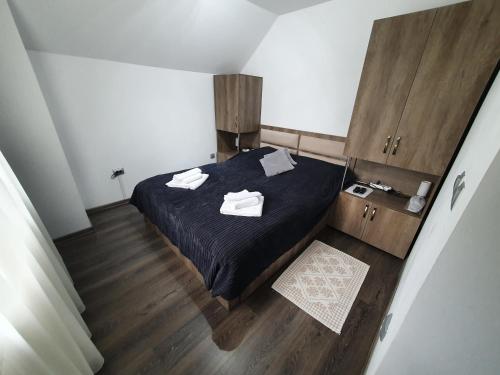 um quarto com uma cama com duas toalhas em Casa Arini Bellevue em Vatra Dornei