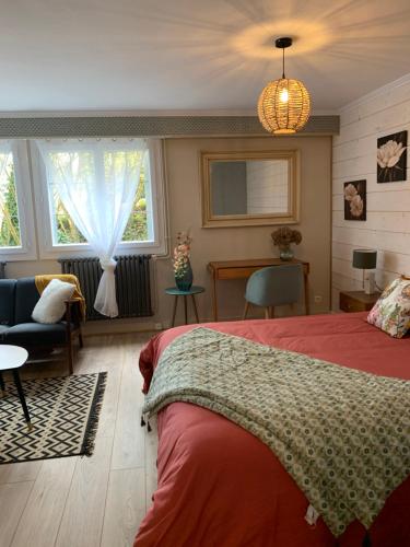 - une chambre avec un lit, une chaise et des fenêtres dans l'établissement Au fil de l’eau, à Saint-Gelais