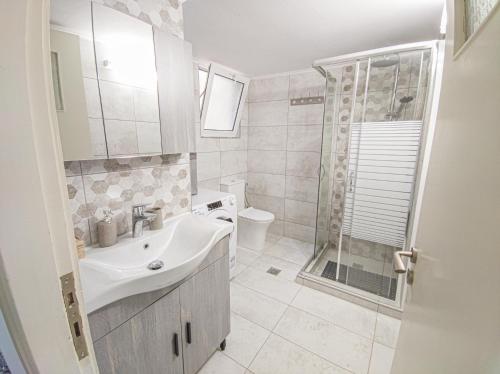 Fully renovated apartment close to the bus station and the city center!