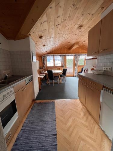 uma cozinha com uma mesa e uma sala de jantar em Ferienwohnung Gleirscher em Neustift im Stubaital