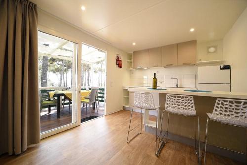 a kitchen and dining room with a table and chairs at Camping Europa in Capoliveri