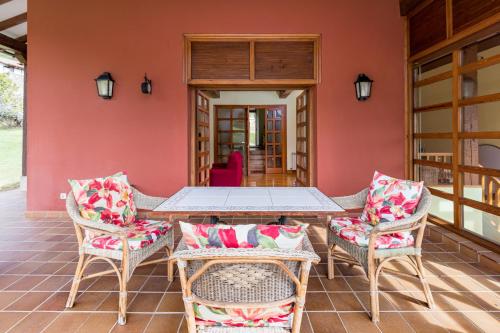 a patio with a table and chairs and a wall at Exclusivo Chalet en Potes in Potes