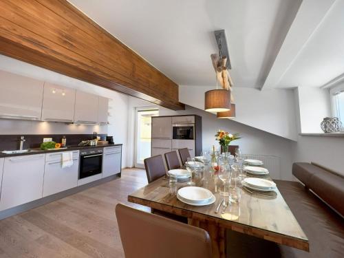 eine Küche und ein Esszimmer mit einem Tisch und Stühlen in der Unterkunft Premium apartment in Piesendorf near ski area in Piesendorf
