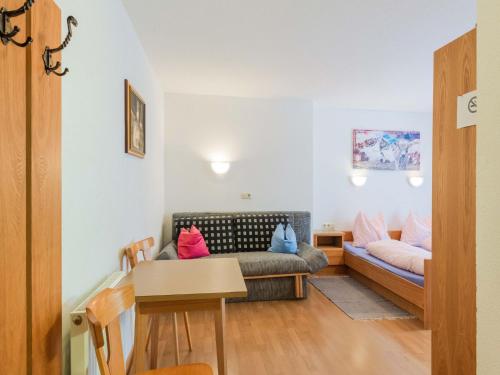 salon z kanapą i stołem w obiekcie Apartment in Huben near Ski Slopes w Langenfeld