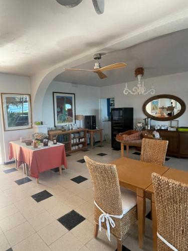 una sala da pranzo e un soggiorno con tavolo e sedie. di Hotel Thalassa a Cargèse