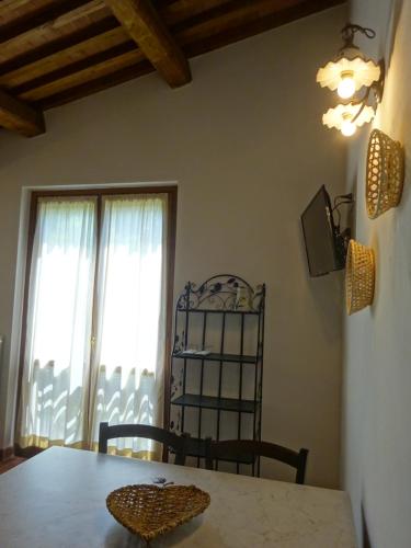 a dining room with a table and a window at I TRE POETI in Saturnia