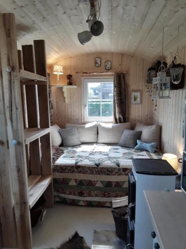 A bed or beds in a room at Schäferwagen auf'm Minibauernhof in Munster