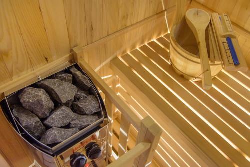 a drawer in a refrigerator filled with rocks at Aminta - Rooms & Wellness in Andria