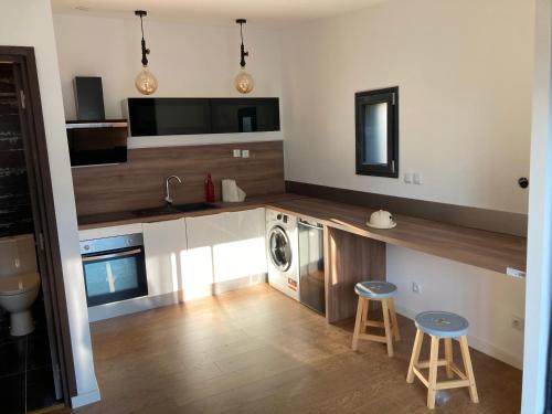 une cuisine avec un évier et une machine à laver dans l'établissement Cottage, à Pessac