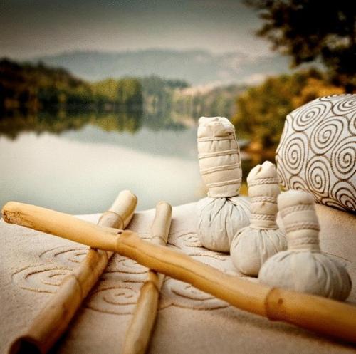 a group of bamboo sticks sitting on top of a table at Laias Caldaria hotel y Balneario in Laias