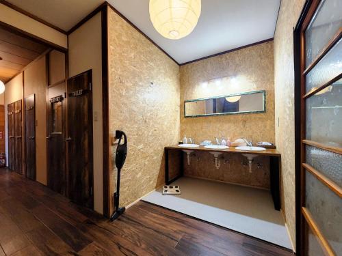 MiyadaにあるGuesthouse YadoyaDOYAの洗面台が2つと鏡があるバスルーム
