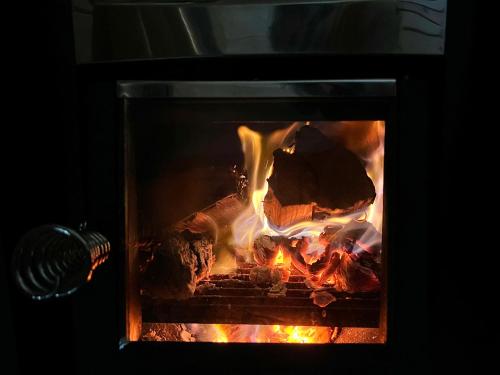 een vuur in een oven met wat eten erin bij Hartridge Springs in Honiton