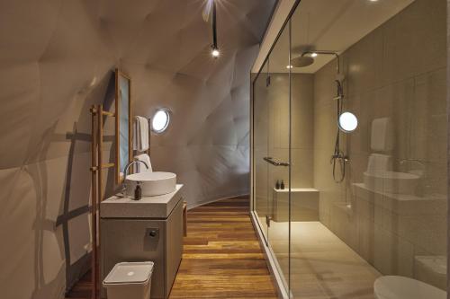 La salle de bains est pourvue de toilettes, d'un lavabo et d'une douche. dans l'établissement Lintang Luku Tent Resort, à Banyuwangi