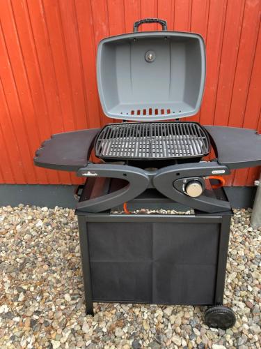 a grill with a keyboard on top of a box at Das kleine Stadtapartment in Burg auf Fehmarn